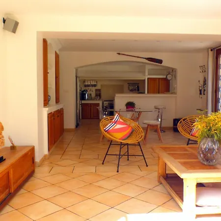 House With Pool In * Bandol